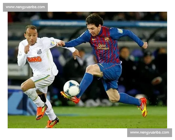 带球一路狂飙展现足球运动员速度与技巧的极限挑战 带球一路狂飙展现足球运动员速度与技巧的极限挑战